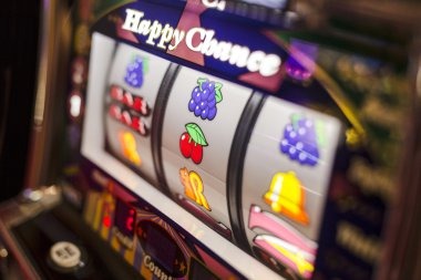 Tokyo77 trending games feed showing top slots and live dealer tables with player counts